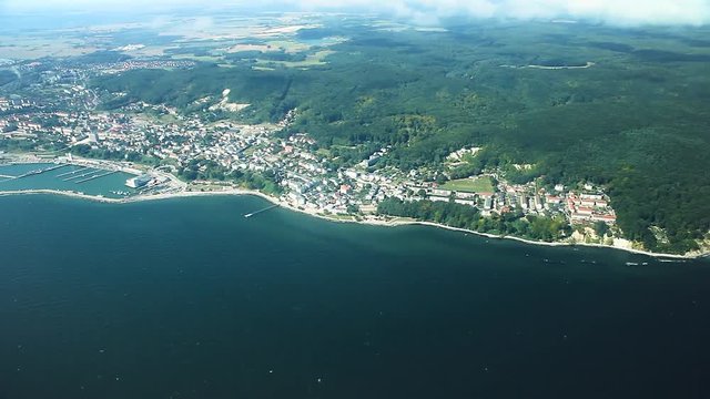 Rundflug &uuml;ber das Wasser der Ostsee das Ostseebad Sassnitz auf der Insel R&uuml;gen - Luftaufnahme der K&uuml;ste, der Steilk&uuml;ste, Kreidek&uuml;ste
