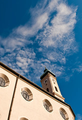 Weißblauer Himmel über der Heilig-Geist-Kirche am Viktualienmarkt, München, Bayern, Oberbayern