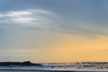 Fototapeta na wymiar Wellen schlagen an den schwarzen Strand von Vik, Island