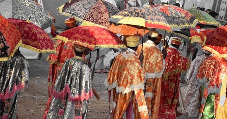 Fototapeta na wymiar Priester mit Schirmen beim Timkat Fest