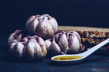 AJOS BLANCOS Y MORADOS CON CUCHARA CON ACEITE DE OLIVA Y PAN RÚSTICO