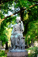 Fototapeta na wymiar Harfenmädchen als Grabmal auf dem Alten Südlichen Friedhof, München Bayern, Deutschland
