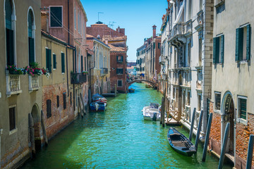 Obraz na płótnie Canvas Un canal, un pont et des bateaux à Venise (Italie)