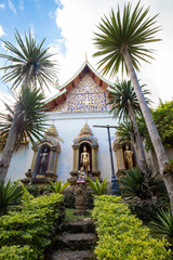 Fototapeta na wymiar Thailändischer Tempel Wat mit Buddhas und Palmen 