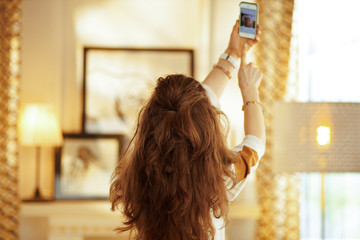 fit housewife trying to get better wifi signal on smartphone