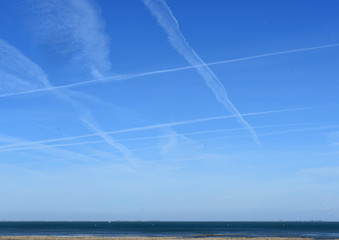 Traces d'avions dans le ciel sur la mer