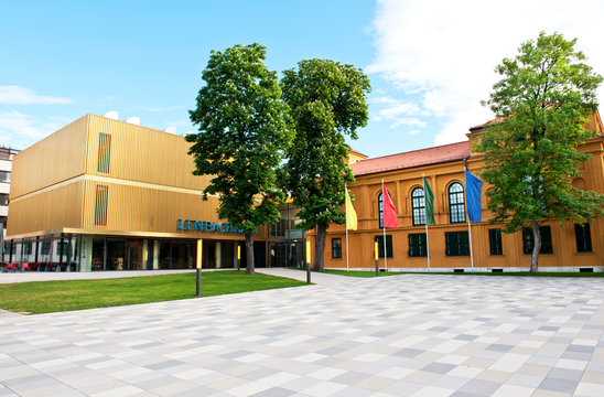 Städtische Galerie Lenbachhaus, München, Bayern, Eingangsbereich mit Anbau von Sir Norman Foster, nach Sanierung, Mai 2013