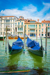 Fototapeta na wymiar Des gondoles bleues sur le Grand Canal de Venise en été en Italie