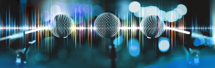 Fondo de música. Micrófonos en el escenario y luces de concierto. Karaoke  y ondas de sonido.