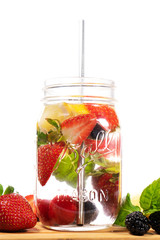 Infused Water mit Edelstahltrinkhalm 