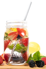 Edelstahltrinkhalm und Getränk