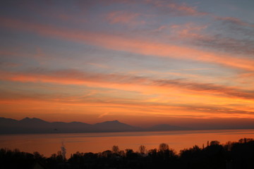 Ciel orange de coucher de soleil sur le lac Léman