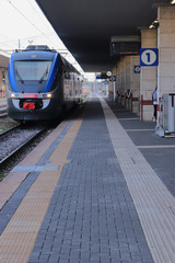BINARIO DELLA STAZIONE FERROVIARIA CON TRENO, RAILWAY STATION TRACK WITH TRAIN