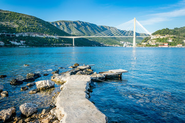 Pont de Dubrovnik en Croatie et mer adriatique