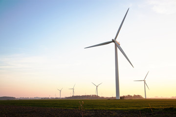 alternative Energiegewinnung durch Windkraftanlagen - Windkraftanlage im Abendlicht am warmen Sommerabend