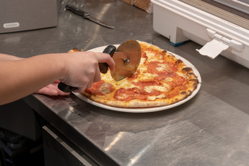 slicing pizza