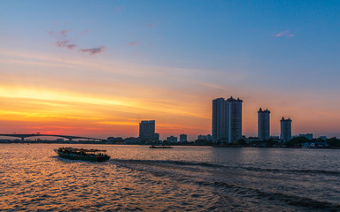 Obraz premium Chao Phraya River at sunset. The river traffic scenery in Bangkok city Evening Chao Phraya River View.