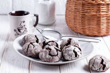 Chocolate cookies with cracks in the bowl