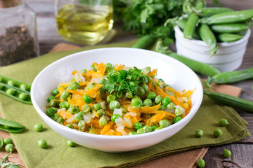 Green peas with carrots and onions