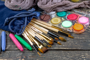 Obraz premium Paint brushes and paints for drawing.