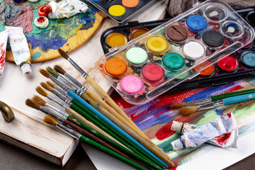 Obraz premium Paint brushes and paints for drawing.