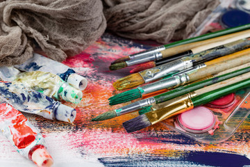 Obraz premium Paint brushes and paints for drawing.