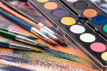 Obraz premium Paint brushes and paints for drawing.