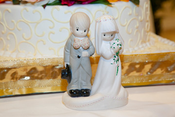 detail of the dolls of a wedding cake