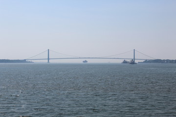 Fototapeta premium Puente Verrazano-Narrows visto desde el Rio Hudson