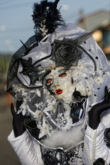 Beaucoup de charme pour la touloulou en noir et blanc le dernier jour de carnaval à Cayenne en Guyane française