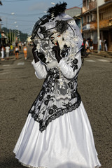 Belle touloulou noir et blanc pour le dernier jour du carnaval de Cayenne  - Guyane française