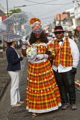 En habits traditionnels pour les mariés burlesques au carnaval de Cayenne  - Guyane française - obrazy, fototapety, plakaty
