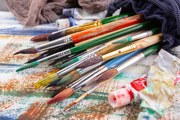 Obraz premium Paint brushes and paints for drawing.