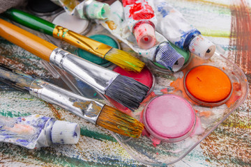 Obraz premium Paint brushes and paints for drawing.