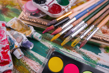 Obraz premium Paint brushes and paints for drawing.