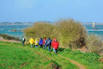 Groupe de randonneurs au bord de la mer en Bretagne