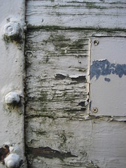 Alte Holzwand – Auf schmaler Spur