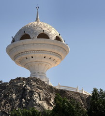 Auf einem Felsen thronender Weihrauchbrenner vor strahlend blauem Himmel