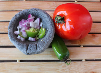 Jitomate, cebolla y chile son los elementos b&aacute;sicos para hacer una deliciosa salsa estilo mexicana. Estos ingredientes siempre se encuentran en la cocina para dar una sabor &uacute;nico a cada plaitllo