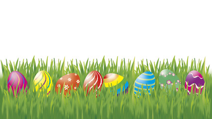 Bunte Ostereier in Wiese vor weißem Hintergrund