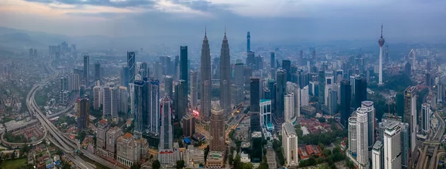 Dekokissen KUALA LUMPUR, MALAYSIA - 9. MÄRZ 2019: Dramatisches Luftpanorama der Skyline von Kuala Lumpur bei dunstigem Sonnenaufgang. © nurismailmoham