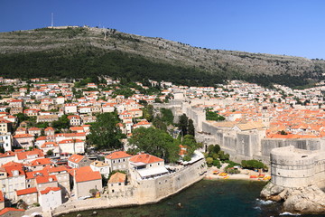 Fototapeta na wymiar クロアチアアドリア海の真珠　中世の海洋都市ドブロヴニク　城壁巡り