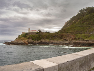 Paisaje del Faro de Cudillero en Asturias en un día nublado,  verano de 2018