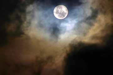 Naklejka na ściany i meble La luna y las nubes