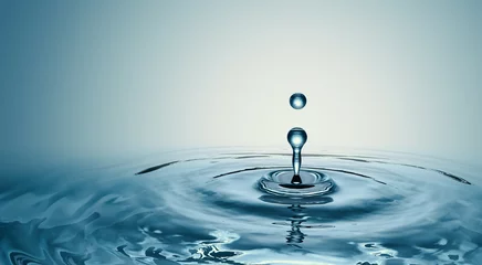 Klarer Wassertropfen mit kreisförmigen Wellen © willyam