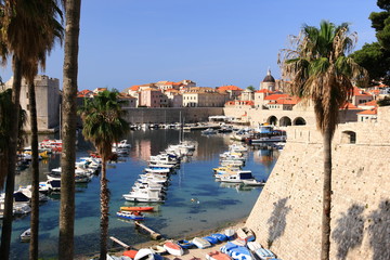 クロアチア　中世海洋都市ドブロヴニク　旧市街の港
