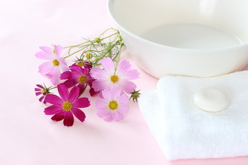 コスモスの花とタオルと洗面器