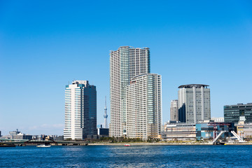 Obraz na płótnie Canvas 晴海運河と高層ビル群の風景