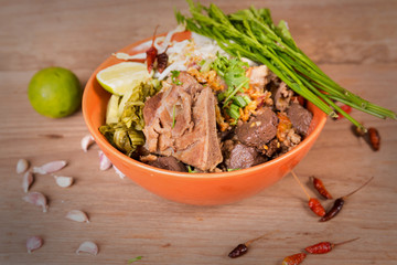 Rice noodles with spicy pork sauce