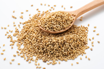 胡麻と木製スプーン